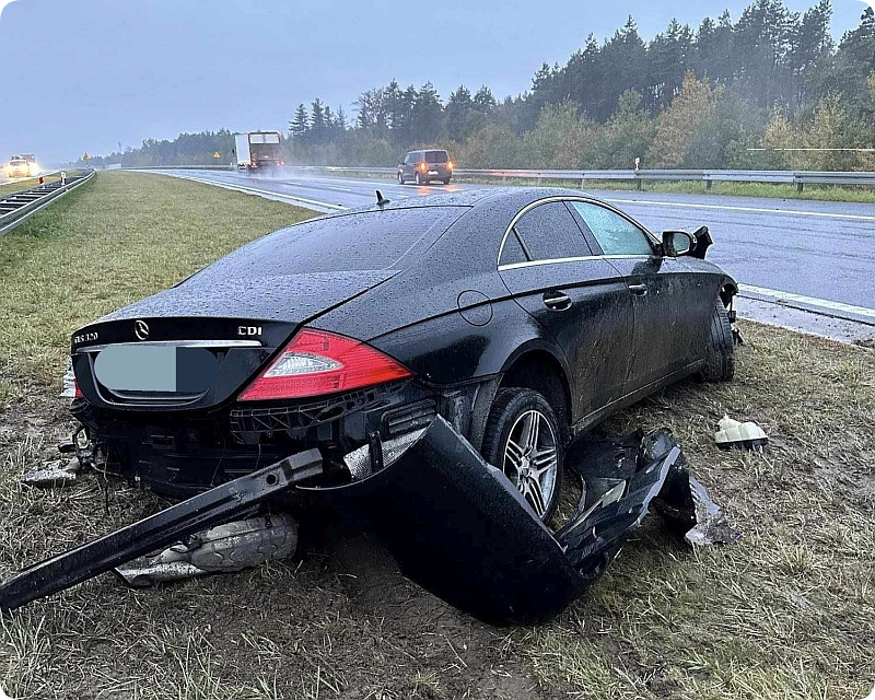 Wypadek Mercedesa na autostradzie a4 koło Tarnowa.