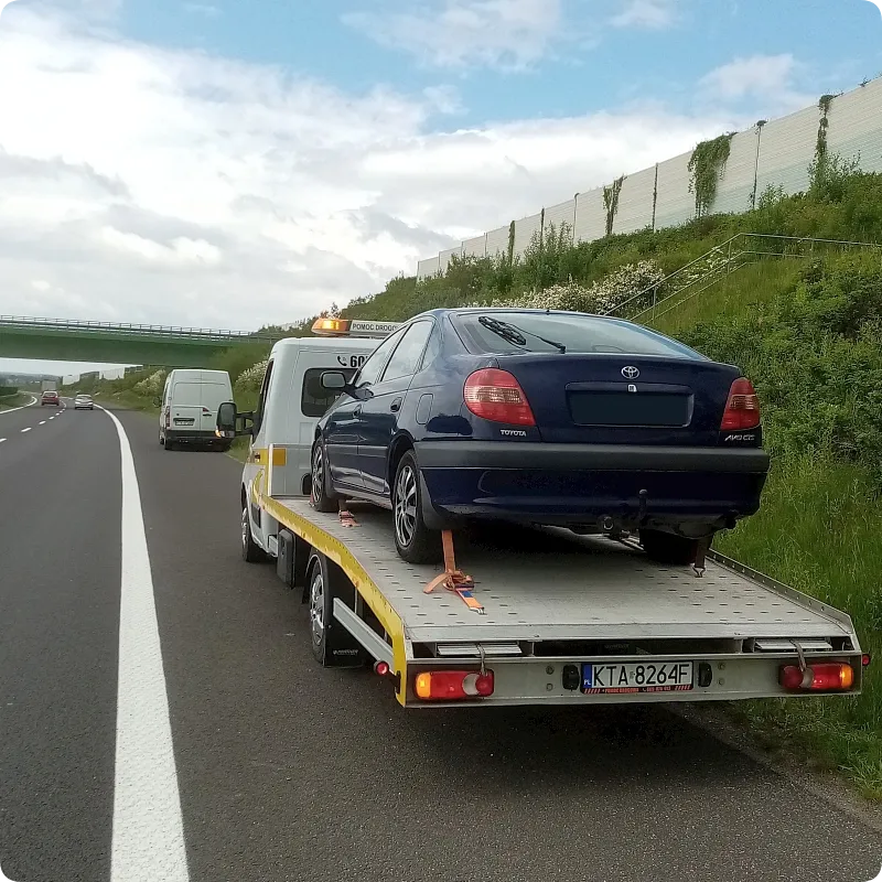 Laweta firmy Pomoc drogowa 24/7 Marcin Cygan transportująca samochód klienta z MOP Rudka do mechanika.