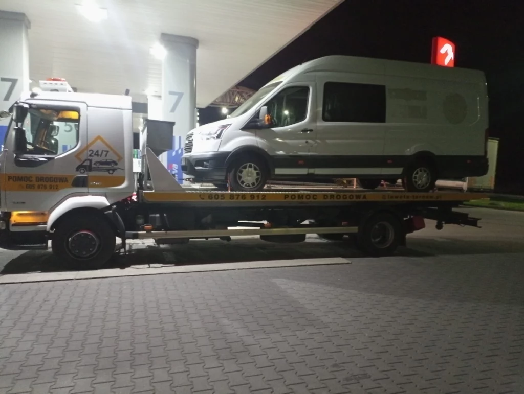 Holowanie busa na autostradzie A4 w rejonie Tarnowa – laweta 24/7