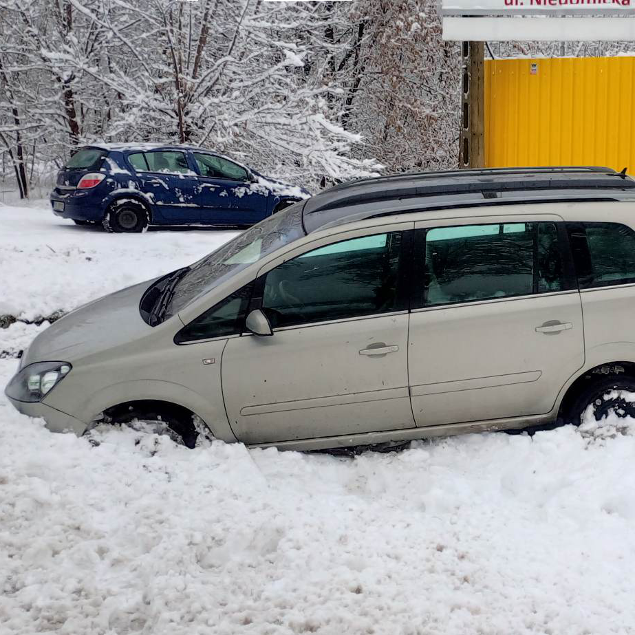 kiedy wezwać lawetę gdy samochód utknął w śniegu