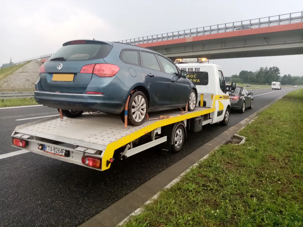 holowanie samochodu na autostradzie A4 w okolicach Tarnowa