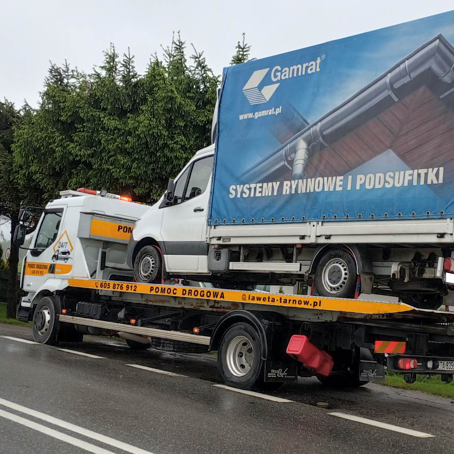 Holowanie samochodu dostawczego lawetą – pomoc drogowa Tarnów
