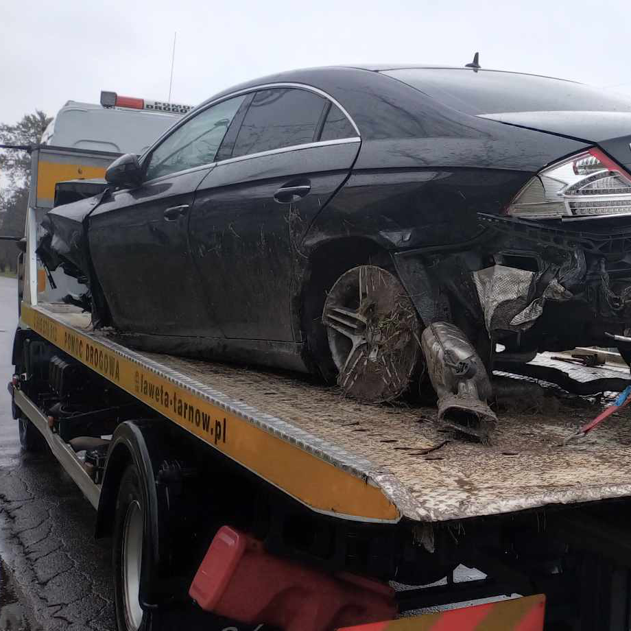 Rozbity samochód po wypadku transportowany na lawecie – pomoc drogowa Tarnów