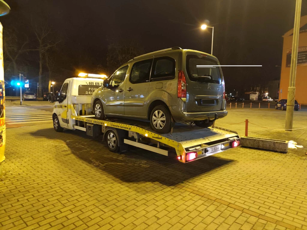 laweta samochodu osobowego nocą Tarnów