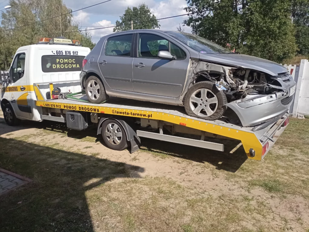laweta samochodu osobowego po kolizji Tarnów