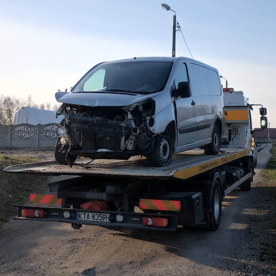 Laweta busa po kolizji – pomoc drogowa Tarnów