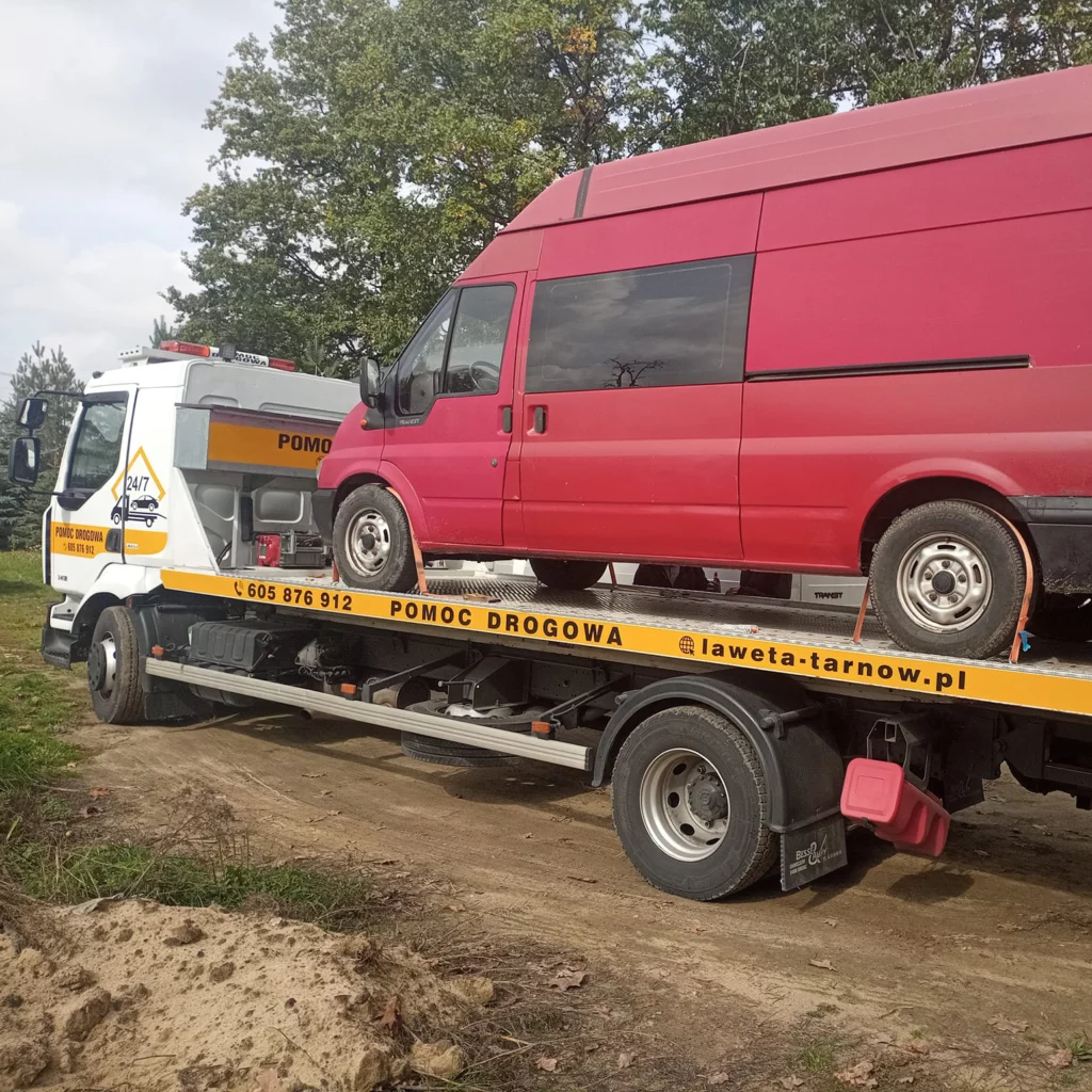 Transport busa lawetą w Tarnowie – załadunek busa na lawetę pomocy drogowej