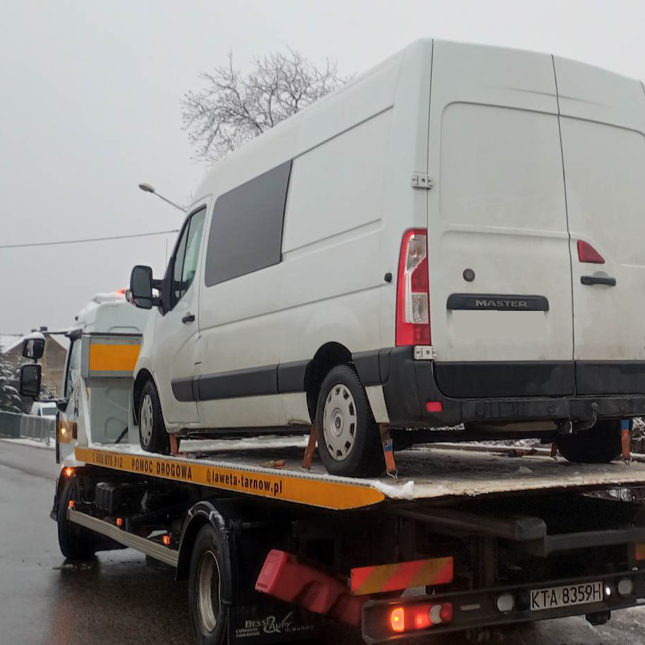 Transport busa lawetą w Tarnowie – załadunek pojazdu dostawczego od tylnej strony