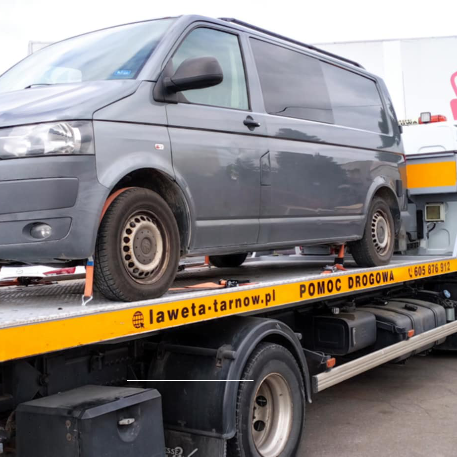 Załadunek busa na lawetę w Tarnowie – profesjonalny transport pojazdu