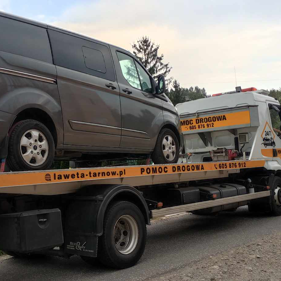 Laweta dla busa w Tarnowie – transport pojazdu firmowego na platformie