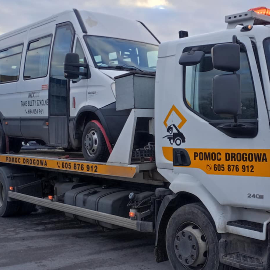 Pomoc drogowa dla busów w Tarnowie – laweta gotowa do transportu pojazdu