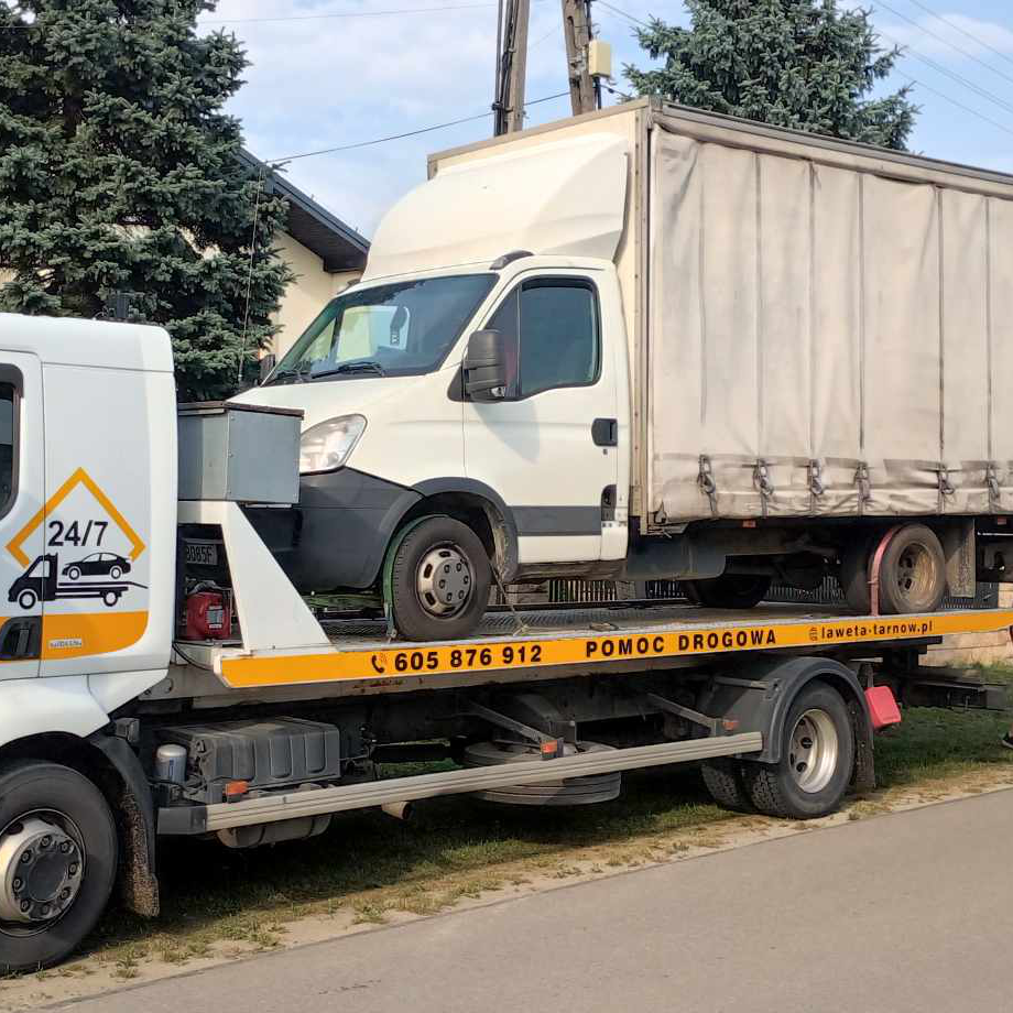 Transport auta firmowego lawetą – pomoc drogowa Tarnów