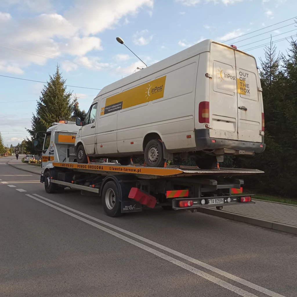 Transport busa lawetą w Tarnowie – pomoc drogowa 24/7
