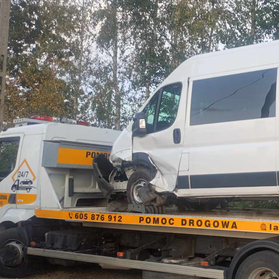 Transport busa po kolizji drogowej lawetą w Tarnowie – uszkodzony przód pojazdu