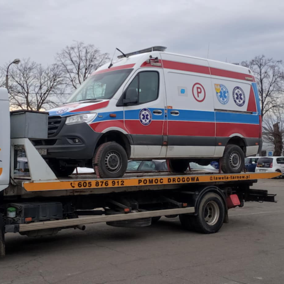 Transport karetki lawetą w Tarnowie – specjalistyczny przewóz pojazdu medycznego