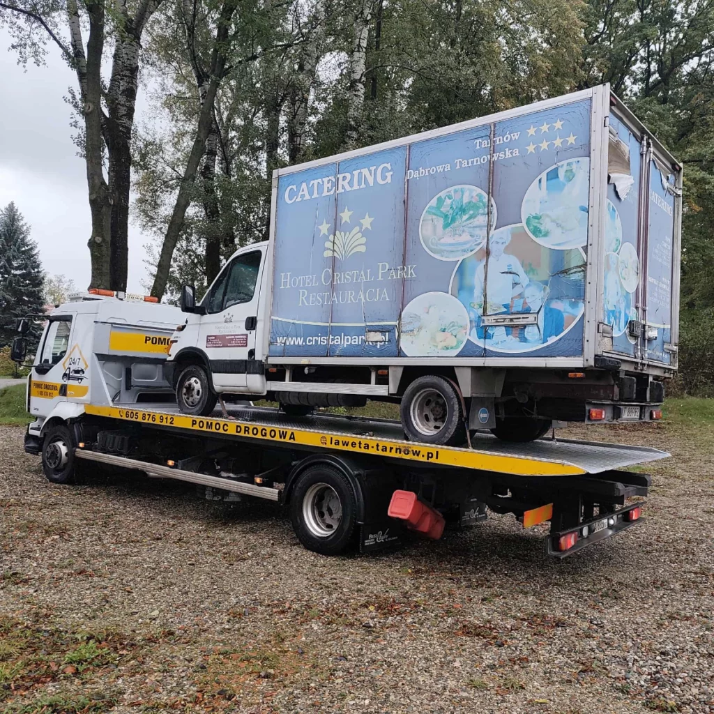 Transport samochodu dostawczego lawetą w Tarnowie
