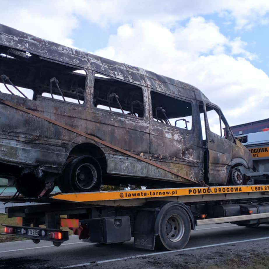 Transport spalonego busa lawetą w Tarnowie – pomoc drogowa po pożarze pojazdu