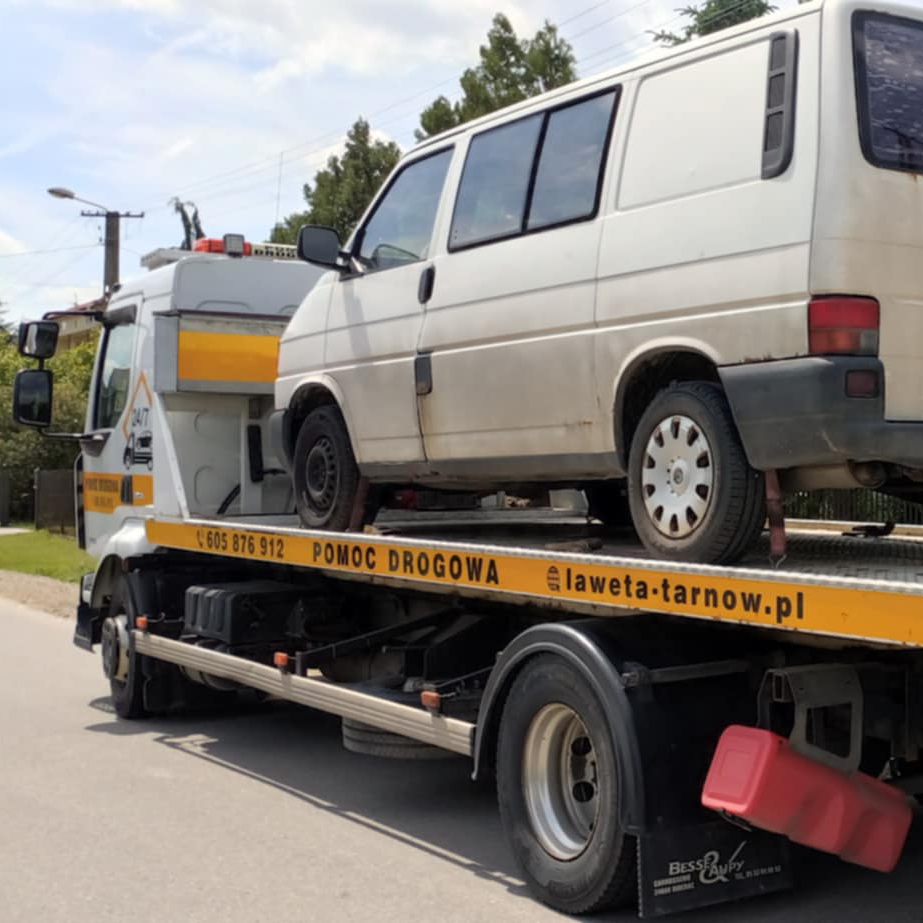Transport starszego busa lawetą w Tarnowie – przewóz pojazdu użytkowego
