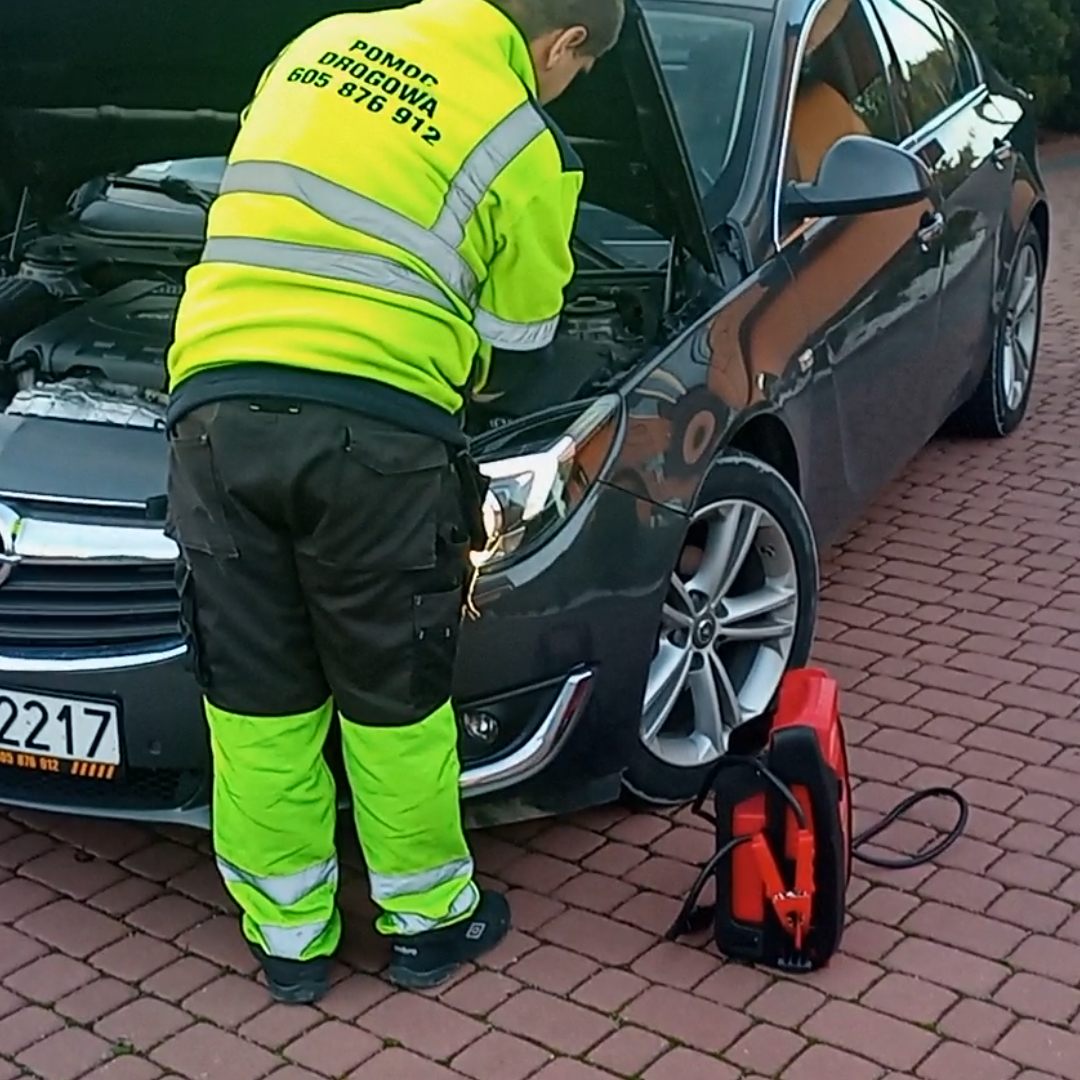 Awaryjne odpalanie auta w Tarnowie przy użyciu profesjonalnego boostera Banner 12V i 24V
