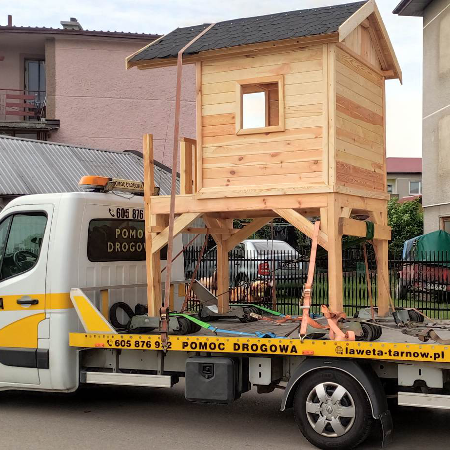 Transport domku drewnianego dla dzieci na lawecie Tarnów